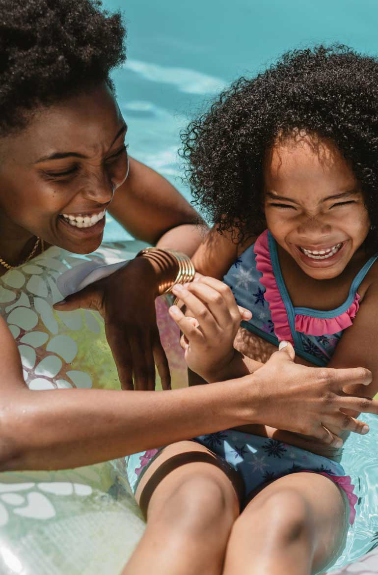 mom-playing-with-daughter-in-pool