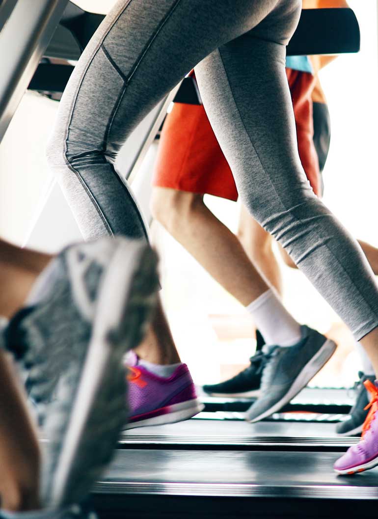 running-on-treadmills-in-gym