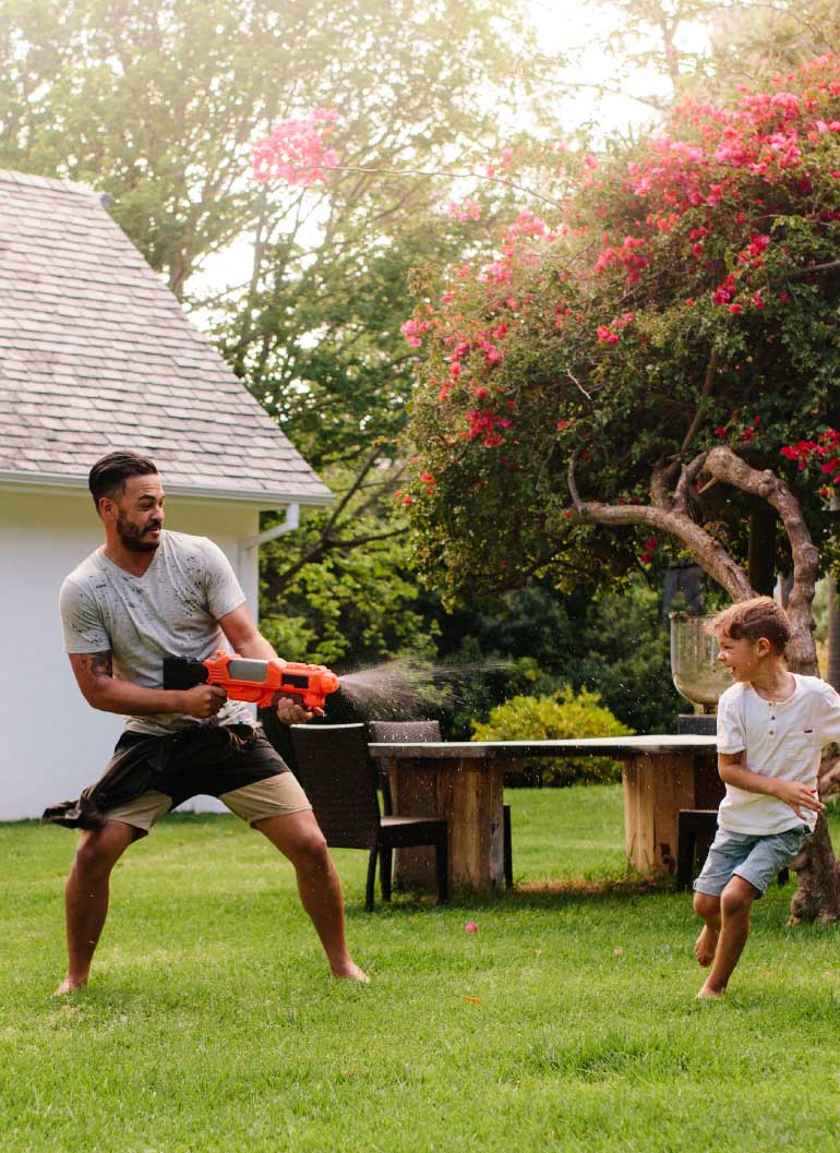 water-fight-in-backyard