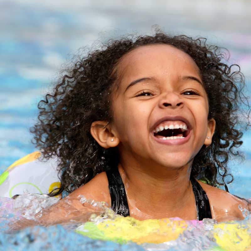 girl-swimming-in-pool-smiling